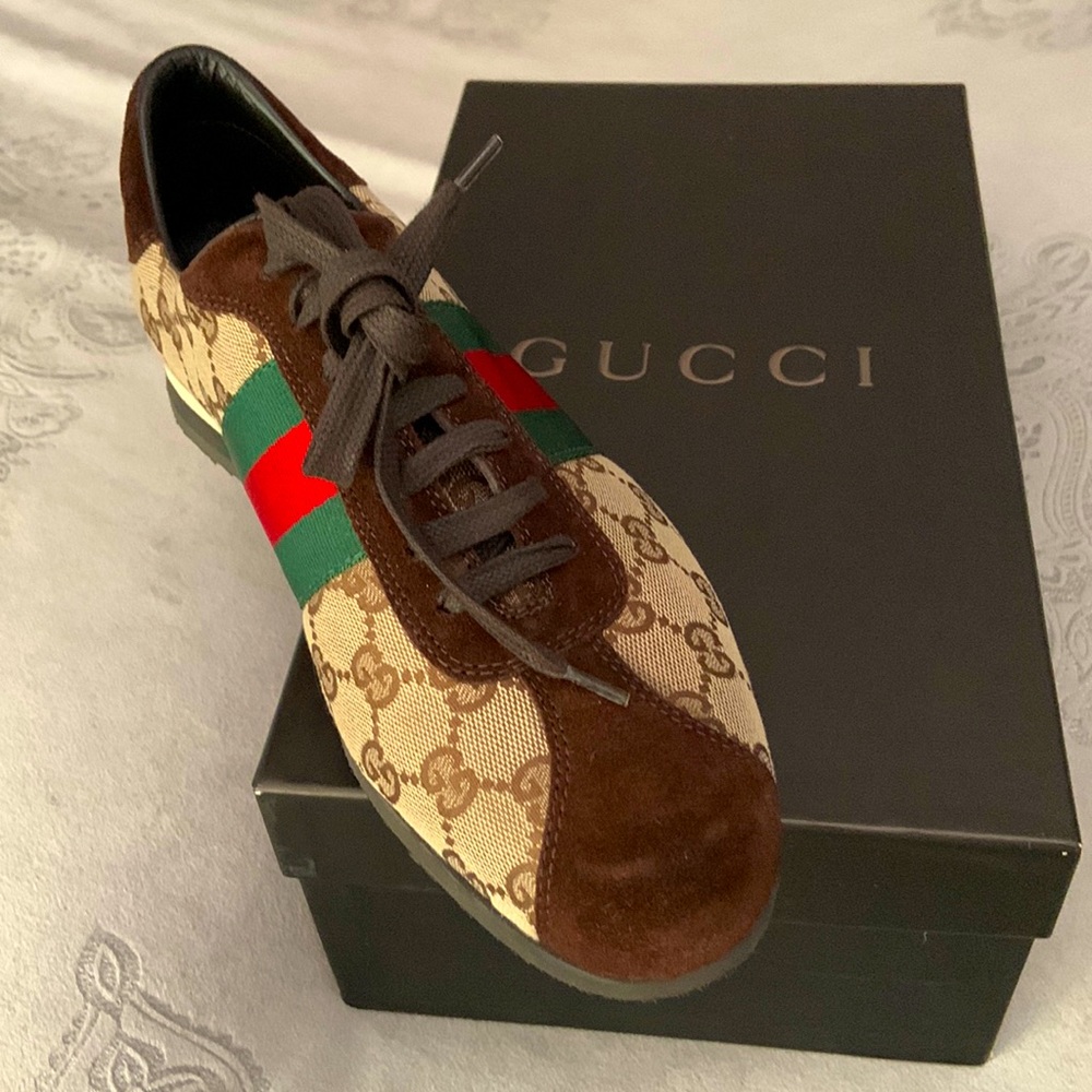 Gucci signature print new. NWT dust bag included